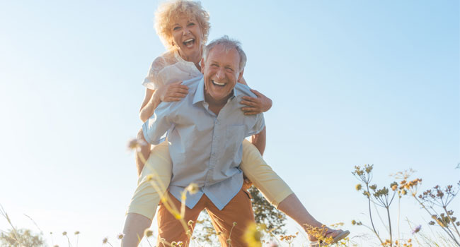 Couple de 60 ans et plus heureux | Dr François Auger Chiropraticien - Chiropratique Québec, Chiro Nord, Stoneham, NDL, Lac Saint-Charles