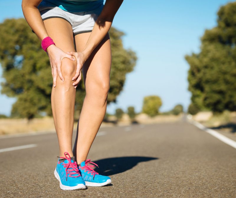 Une femme qui fait de la course à pied et qui a mal au genou | Dr François Auger Chiropraticien - Chiropratique Québec, Chiro Nord, Stoneham, NDL, Lac Saint-Charles