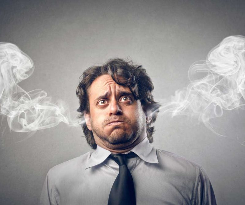 Un homme où la fumée lui sort par les oreilles parce qu'il est stressé | Dr François Auger Chiropraticien - Chiropratique Québec, Chiro Nord, Stoneham, NDL, Lac Saint-Charles