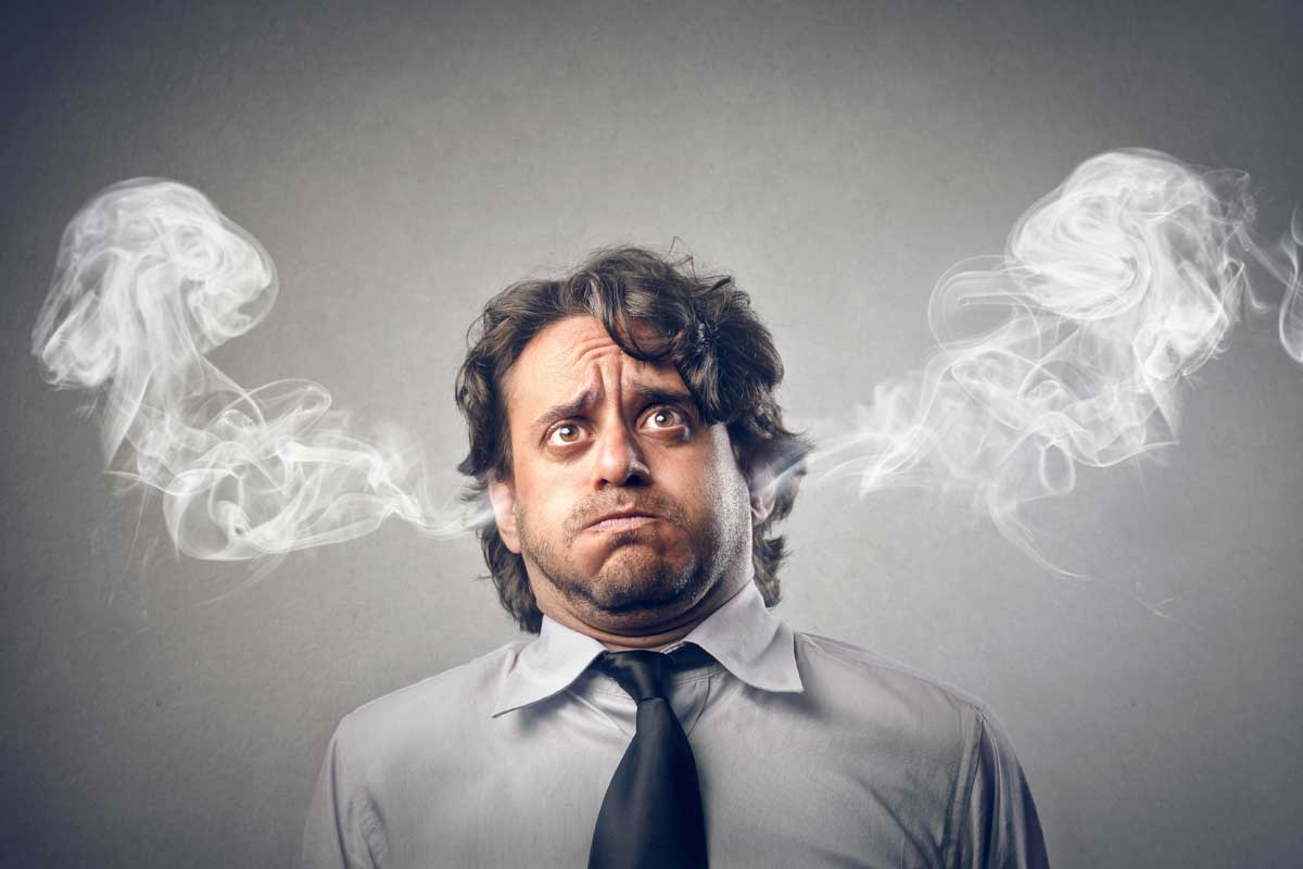 Un homme où la fumée lui sort par les oreilles parce qu'il est stressé | Dr François Auger Chiropraticien - Chiropratique Québec, Chiro Nord, Stoneham, NDL, Lac Saint-Charles