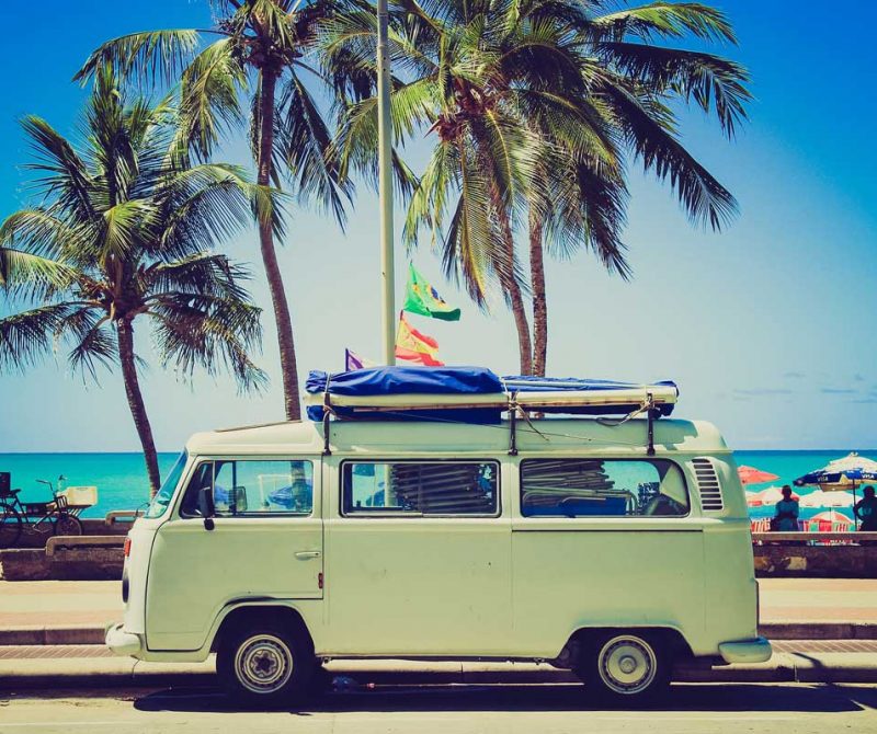 Une camionnette verte devant la plage. Ça sent les vacances! | Dr François Auger Chiropraticien - Chiropratique Québec, Chiro Nord, Stoneham, NDL, Lac Saint-Charles