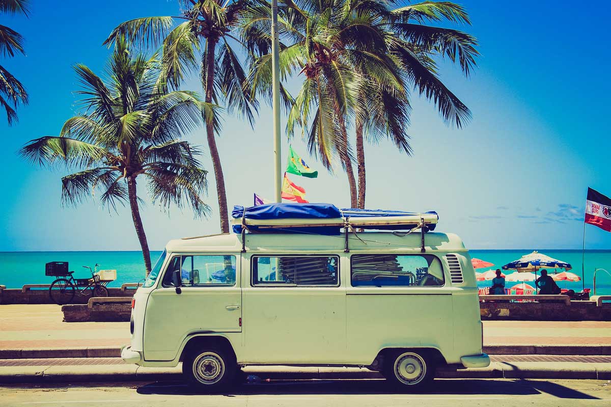 Une camionnette verte devant la plage. Ça sent les vacances! | Dr François Auger Chiropraticien - Chiropratique Québec, Chiro Nord, Stoneham, NDL, Lac Saint-Charles