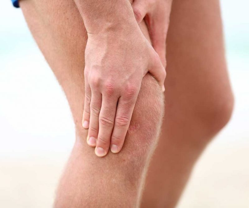 Un homme qui se tient le genou parce qu'il a mal au genou | Dr François Auger Chiropraticien - Chiropratique Québec, Chiro Nord, Stoneham, NDL, Lac Saint-Charles