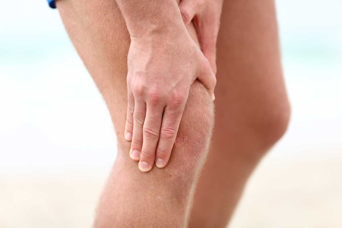 Un homme qui se tient le genou parce qu'il a mal au genou | Dr François Auger Chiropraticien - Chiropratique Québec, Chiro Nord, Stoneham, NDL, Lac Saint-Charles