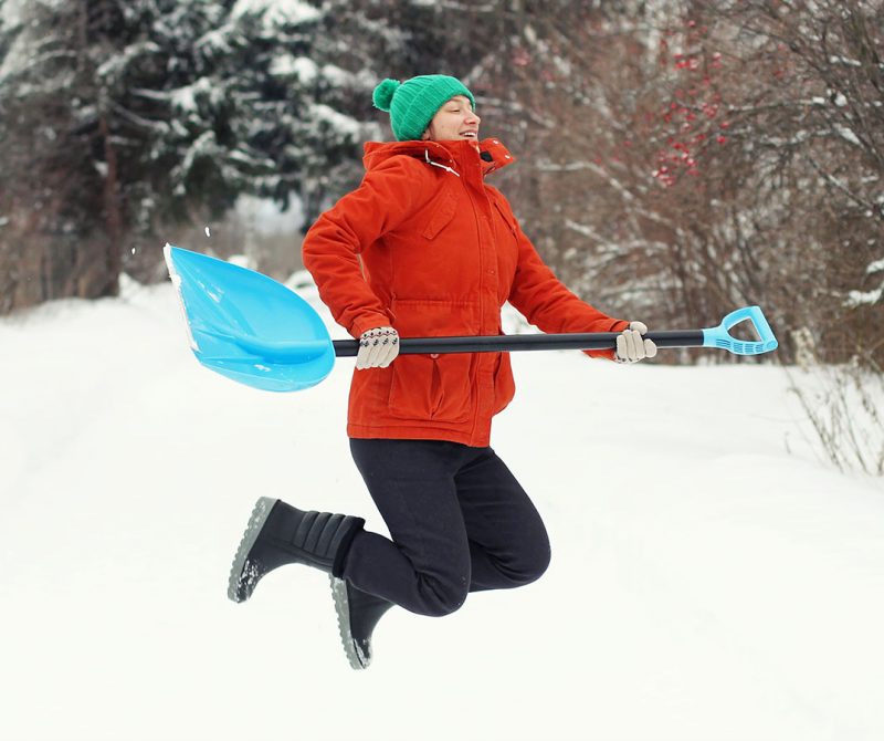 Femme heureuse d'aller pelleter cet hiver | Dr François Auger Chiropraticien - Chiropratique Québec, Chiro Nord, Stoneham, NDL, Lac Saint-Charles