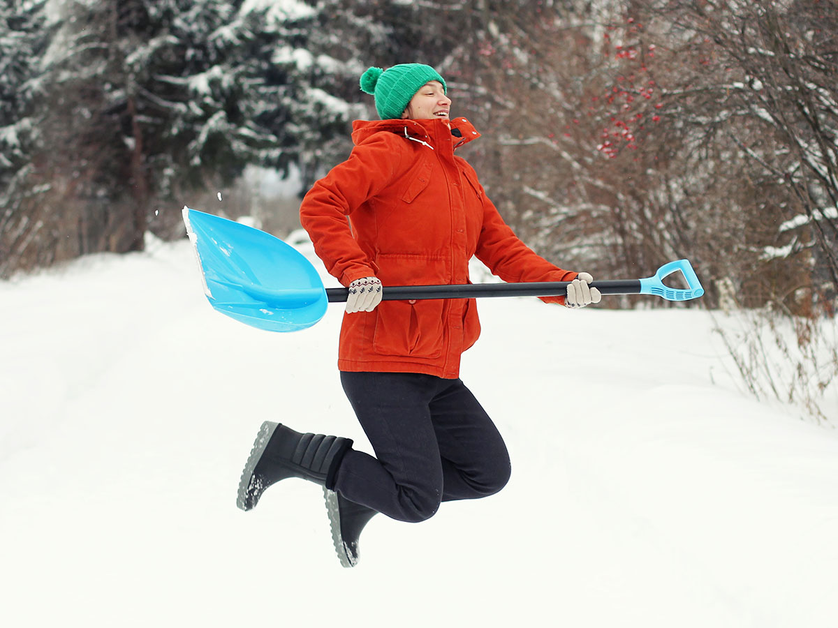Femme heureuse d'aller pelleter cet hiver | Dr François Auger Chiropraticien - Chiropratique Québec, Chiro Nord, Stoneham, NDL, Lac Saint-Charles