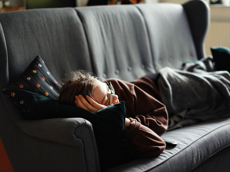 Femme couchée dans le divan | Dr François Auger Chiropraticien - Chiropratique Québec, Chiro Nord, Stoneham, NDL, Lac Saint-Charles