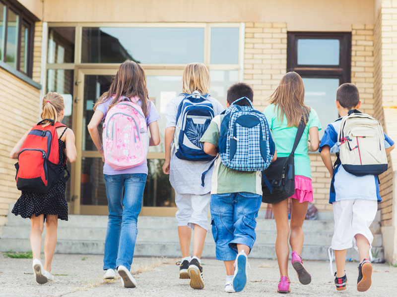 Enfant rentrant à l'école avec leur sac d'école. C'est probablement leur première journée | Dr François Auger Chiropraticien - Chiropratique Québec, Chiro Nord, Stoneham, NDL, Lac Saint-Charles