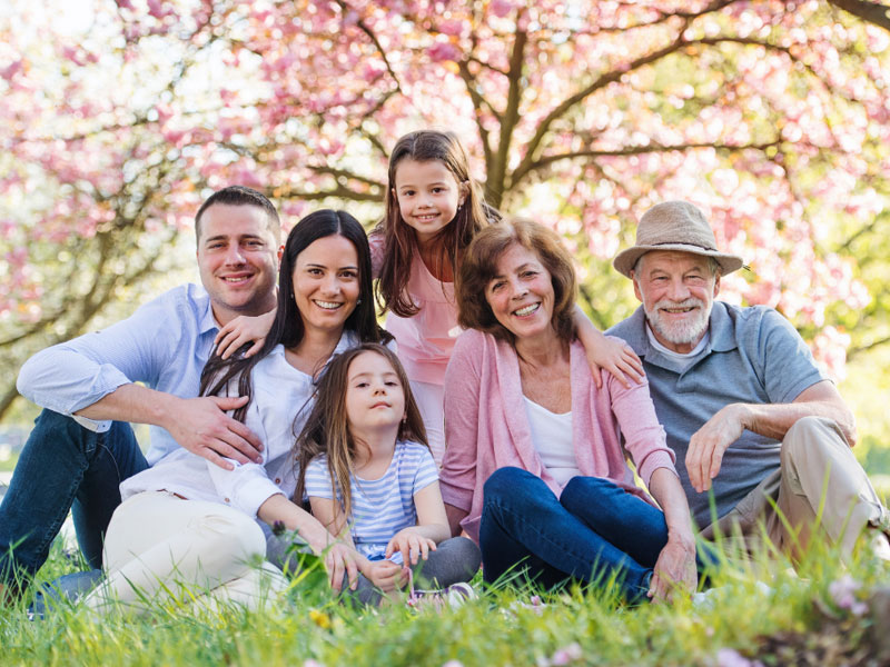 Photo de famille avec 3 générations sous un pommier en fleur. | Dr François Auger Chiropraticien - Chiropratique Québec, Chiro Nord, Stoneham, NDL, Lac Saint-Charles