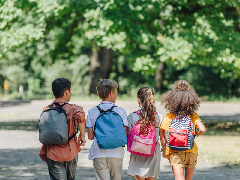 Trucs pour la rentrée scolaire. Groupe d'enfants marchant vers l'école. | Dr François Auger Chiropraticien - Chiropratique Québec, Chiro Nord, Stoneham, NDL, Lac Saint-Charles