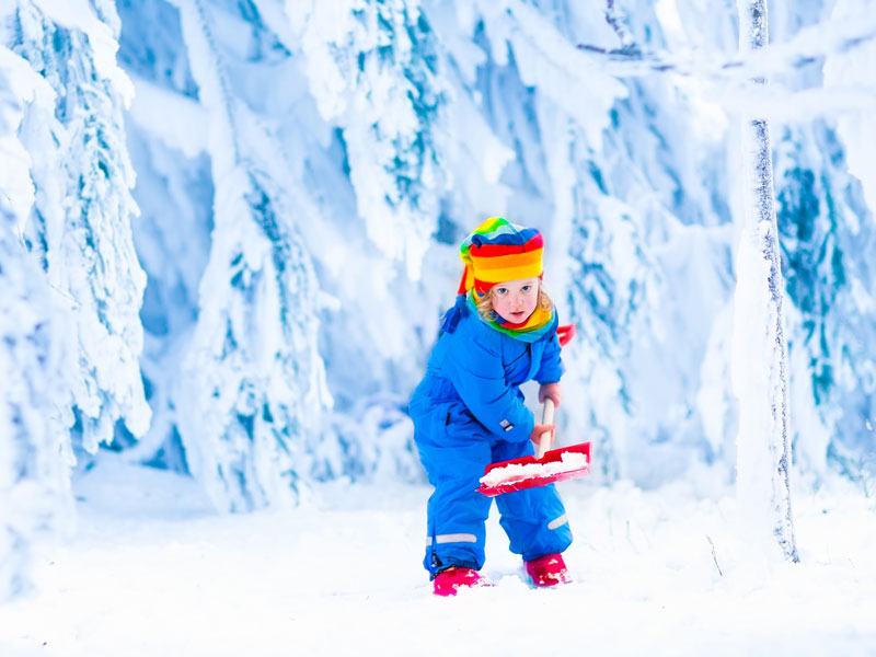 Sécurité en hiver. Enfant qui pellete la neige. | Dr François Auger Chiropraticien - Chiropratique Québec, Chiro Nord, Stoneham, NDL, Lac Saint-Charles