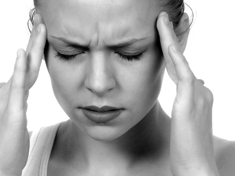 Femme qui a mal à la tête | Dr François Auger Chiropraticien - Chiropratique Québec, Chiro Nord, Stoneham, NDL, Lac Saint-Charles
