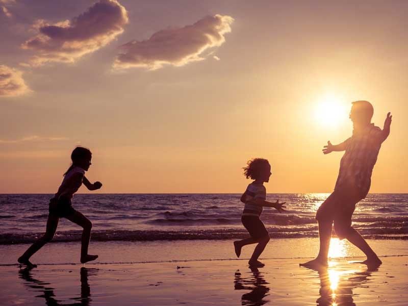 Une famille qui s'amuse sur le bord de la plage | Dr François Auger Chiropraticien - Chiropratique Québec, Chiro Nord, Stoneham, NDL, Lac Saint-Charles